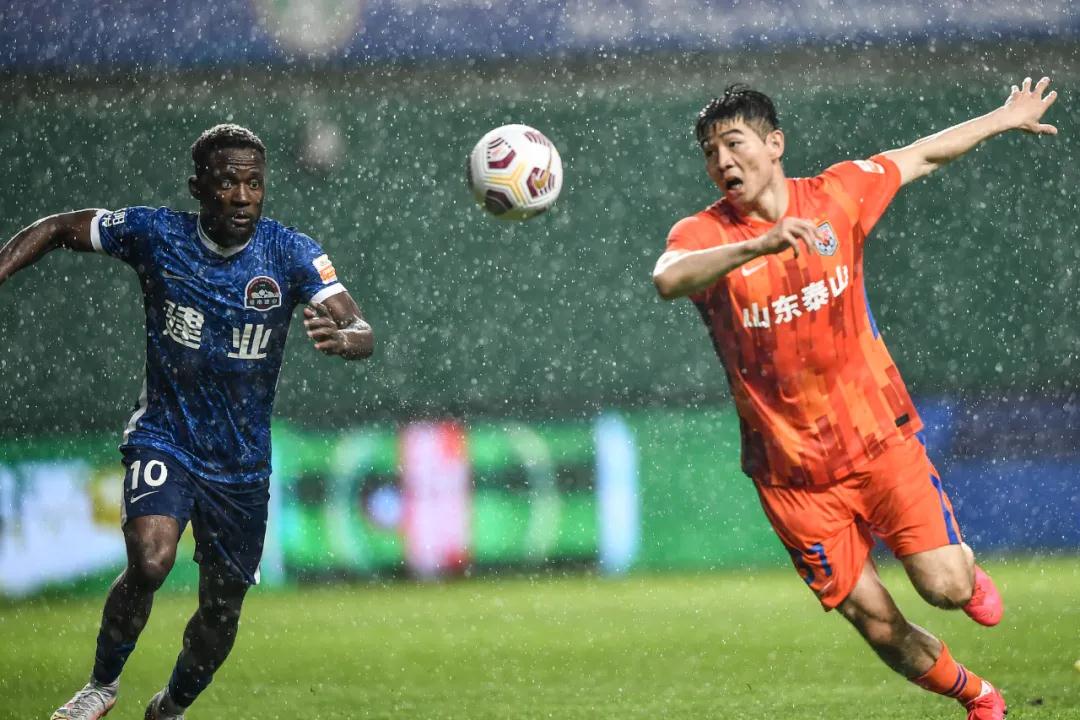 ليفربولوريالمدريدبثمباشركورةمواجهةأسطوريةفيعالمكرةالقدم